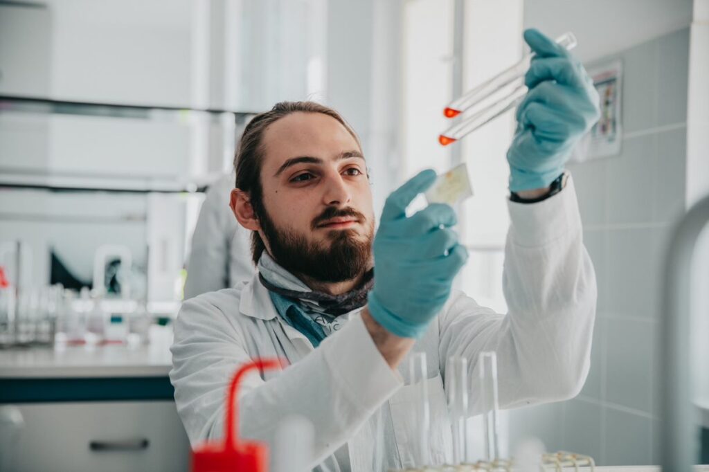 Podczas zajęć w pracowni chemicznej