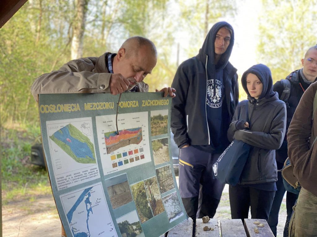 Prof. Bernard Cedro explains the geological structure of the Pomeranian Ridge