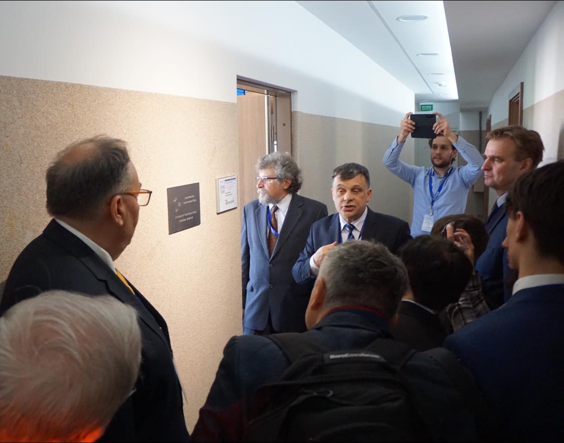 Prof. M. Jędrysek unveiling the commemorative plaque